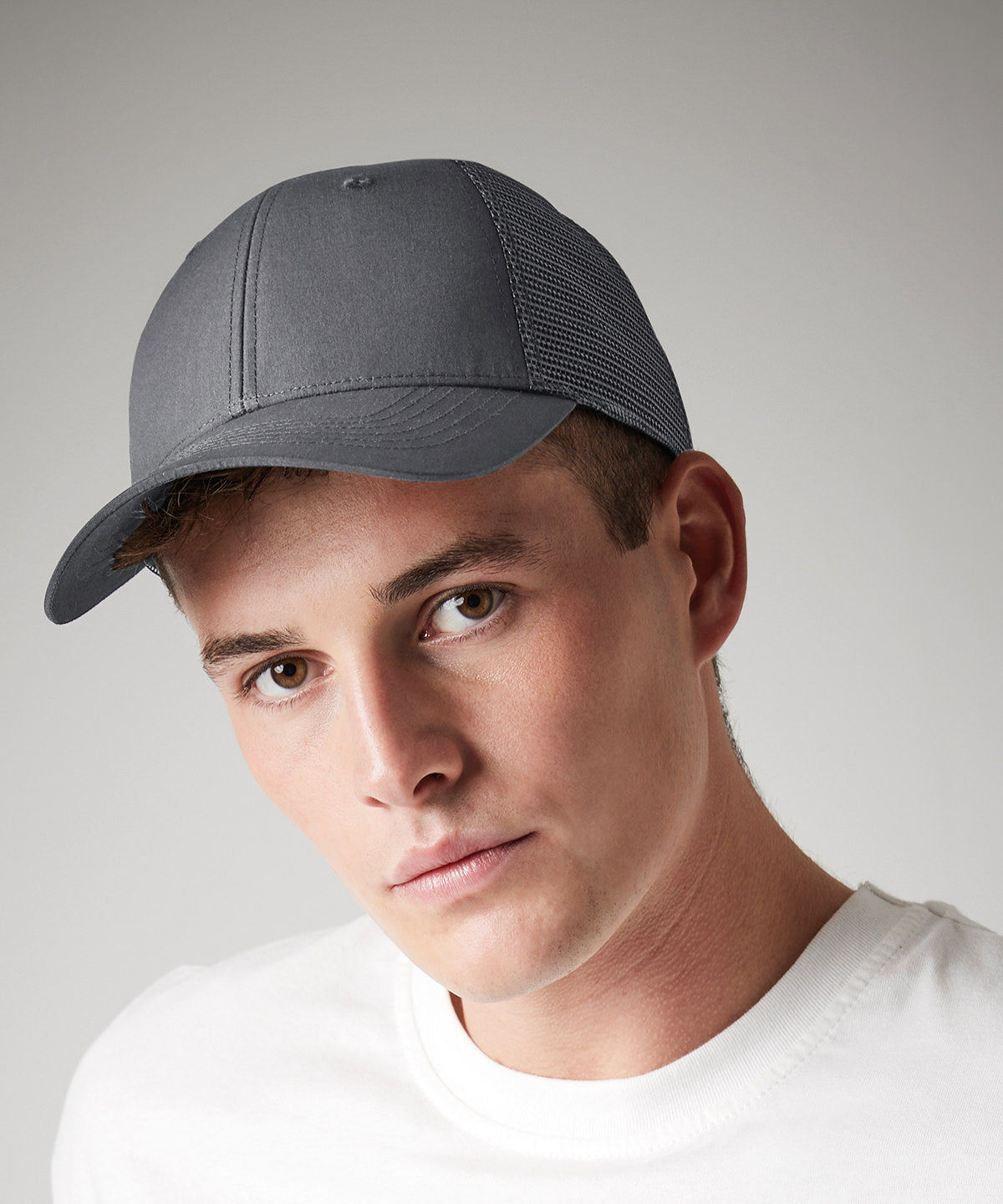 Beechfield Recycled urbanwear 6-panel snapback trucker, lifestyle photo