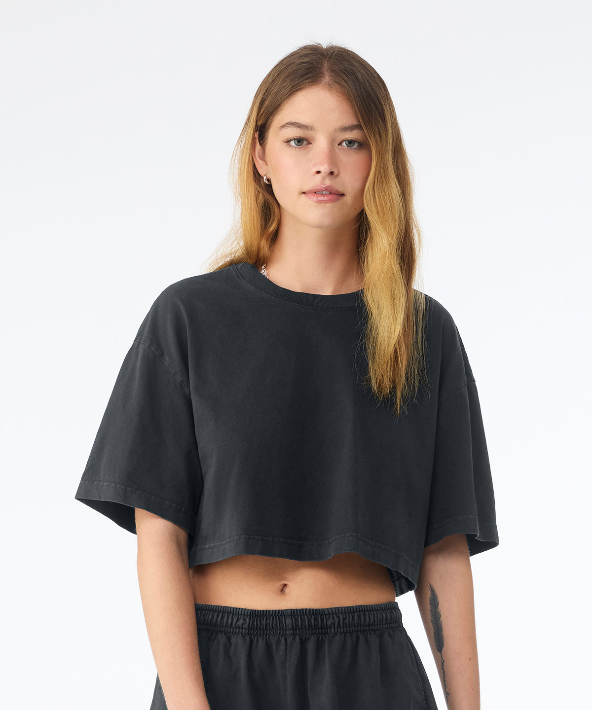 Bella Canvas Women’s heavyweight washed cropped tee, lifestyle photo