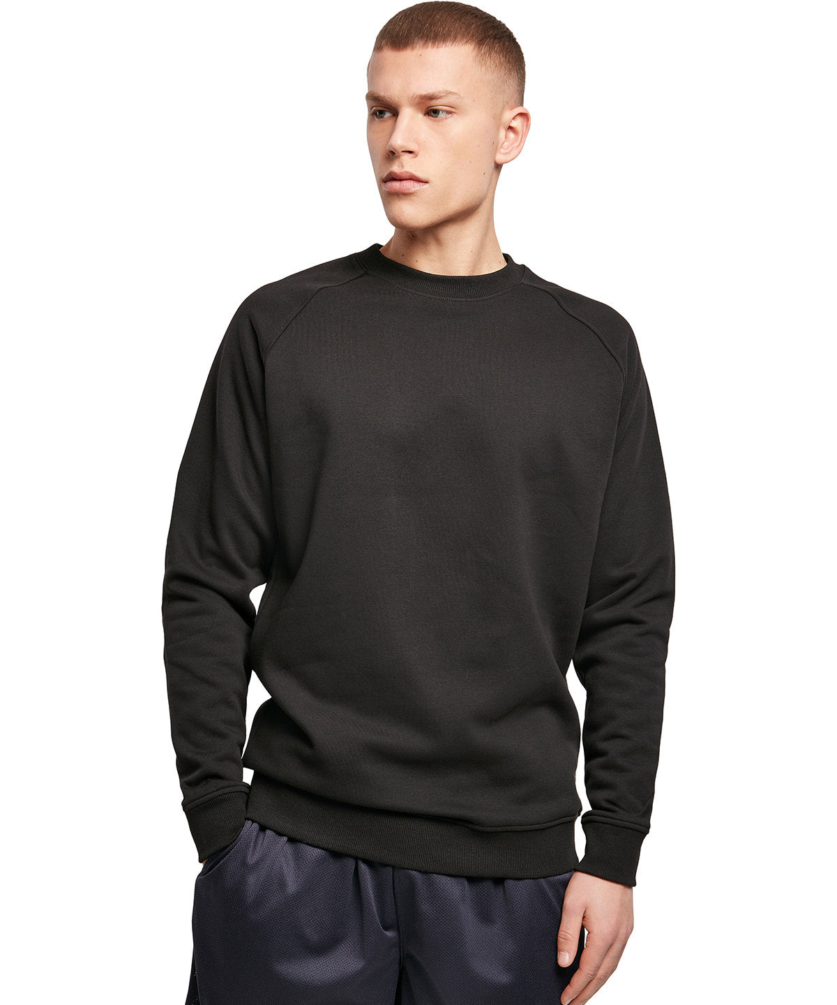 Build Your Brand Raglan sweat crew neck in Black, lifestyle photo