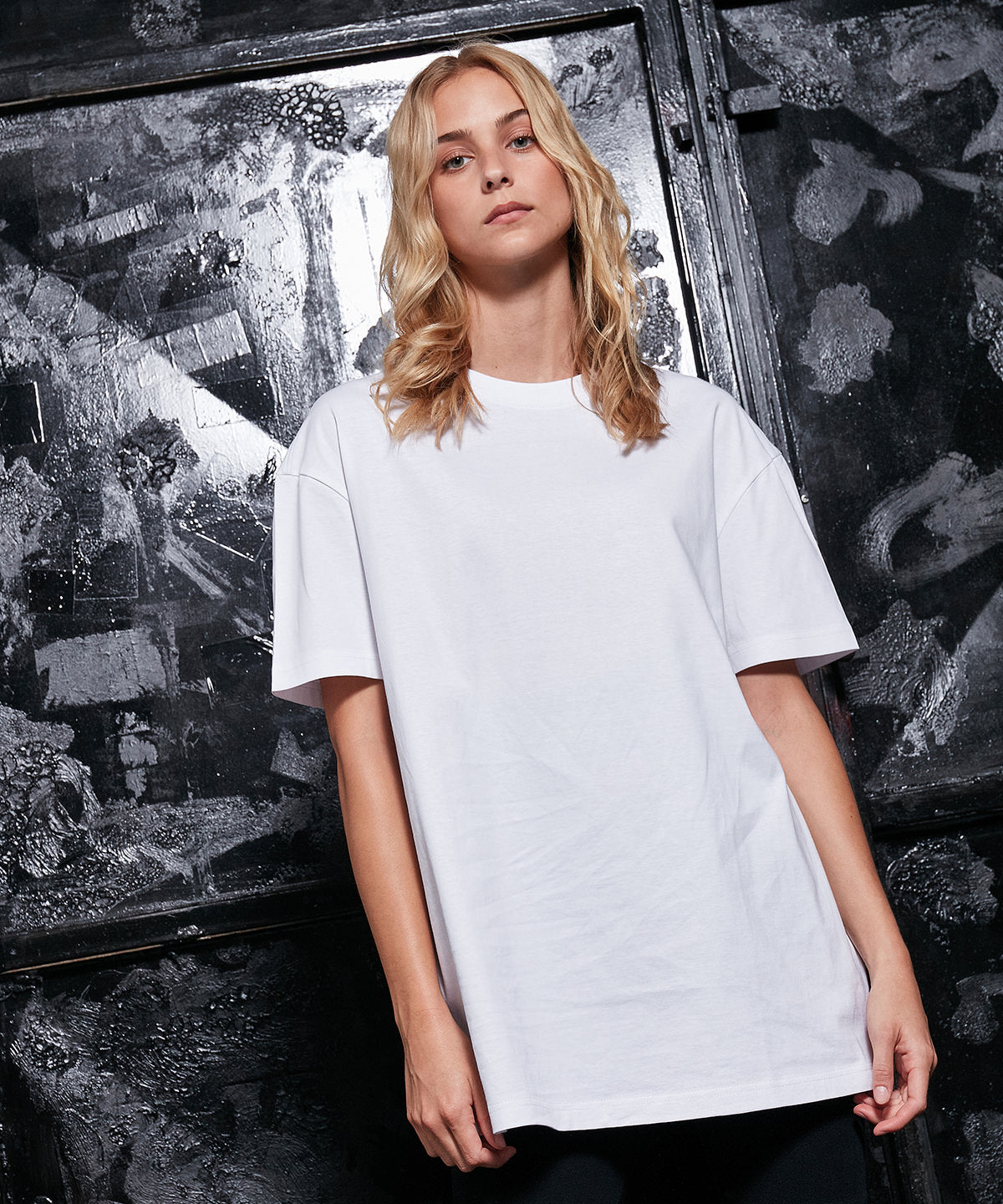Build Your Brand Women's oversized boyfriend tee, lifestyle photo