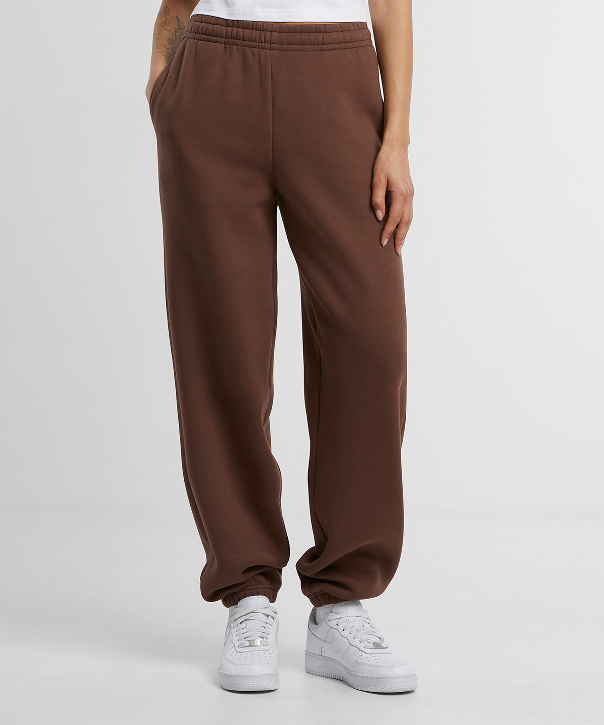 Build Your Brand Women’s fluffy sweatpants, lifestyle photo