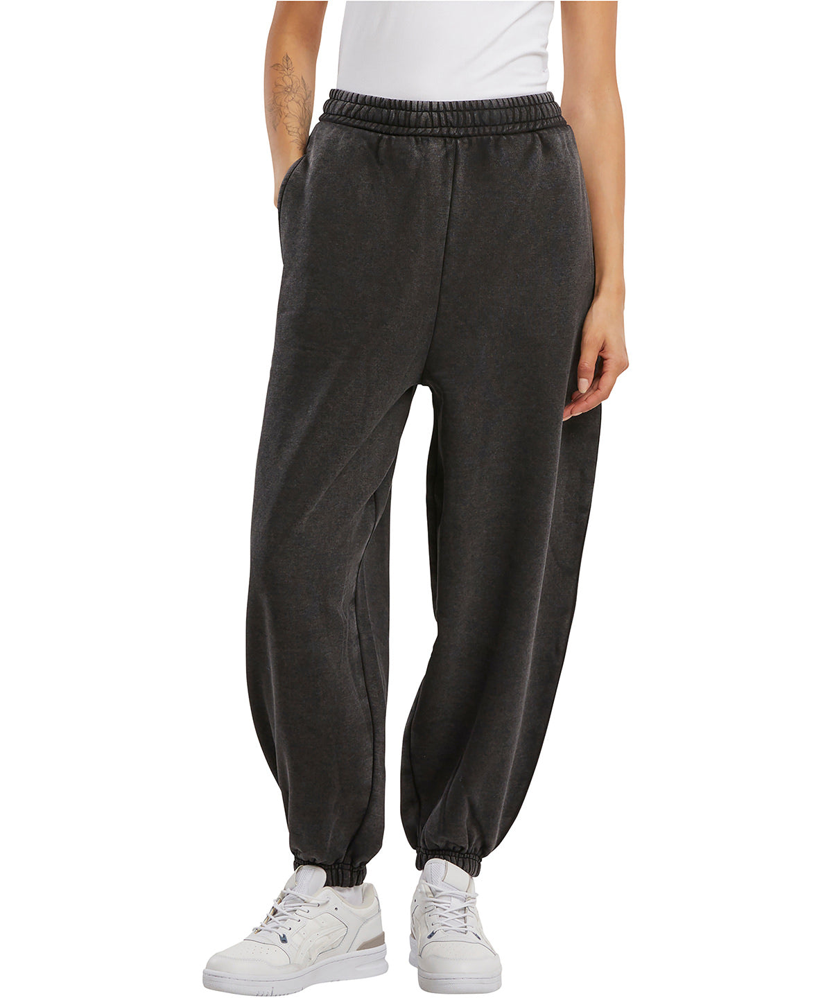 Build Your Brand Women’s vintage heavy sweatpants, lifestyle photo