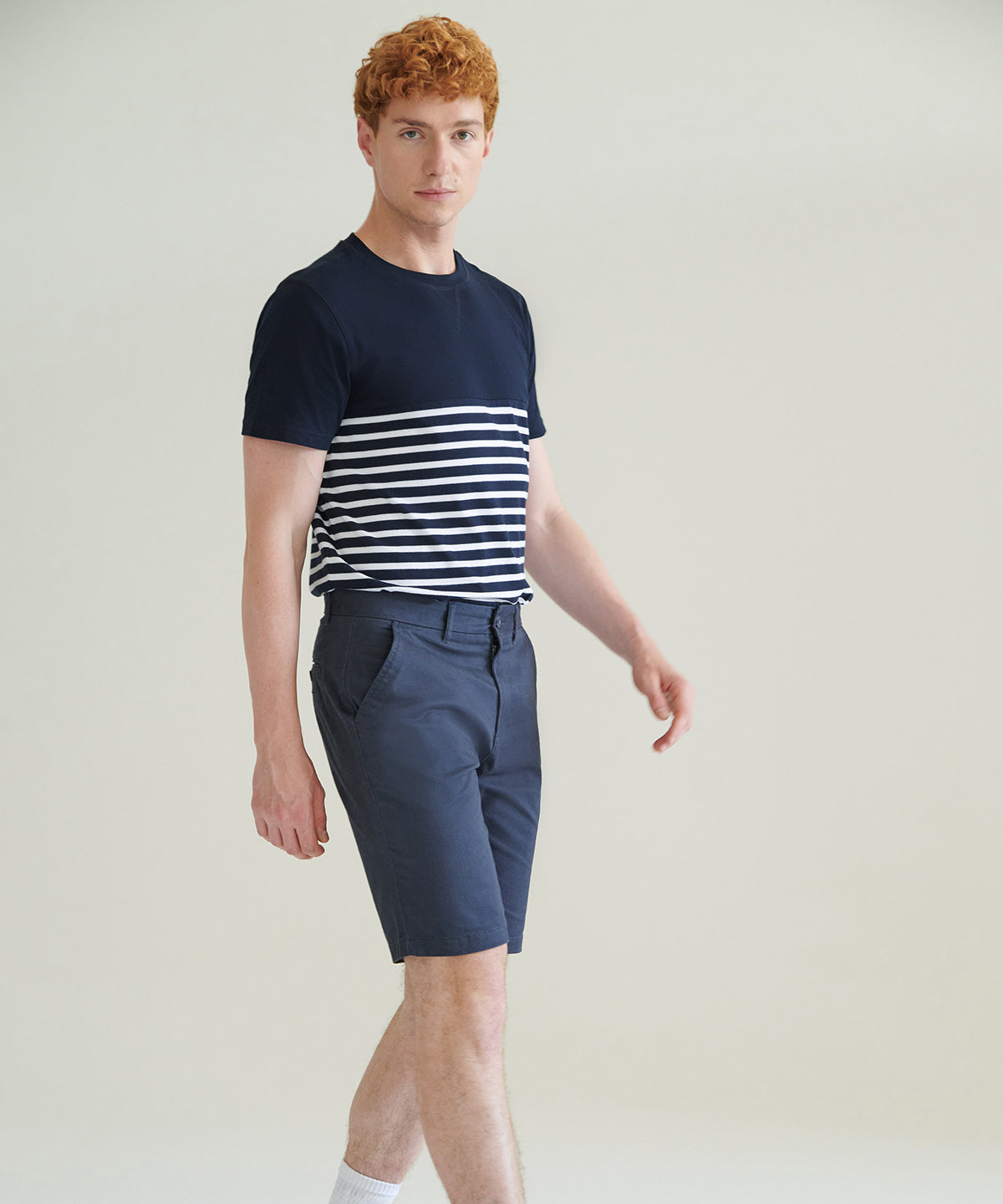 Front Row Stretch chino shorts, lifestyle photo