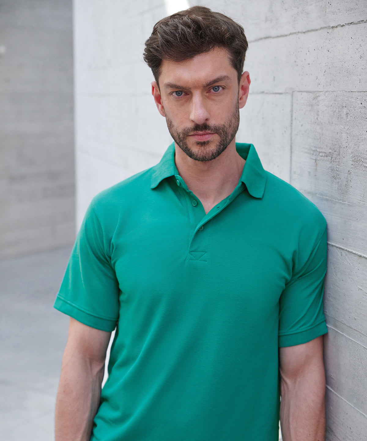 Henbury 65/35 Classic piqué polo shirt, lifestyle photo