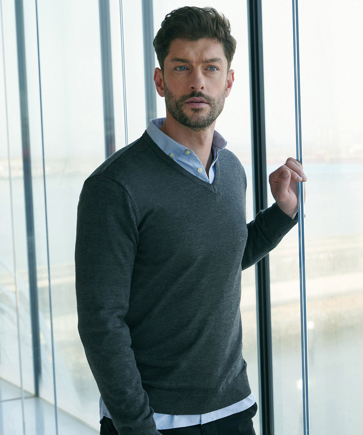 Henbury 12 gauge v-neck jumper, lifestyle photo