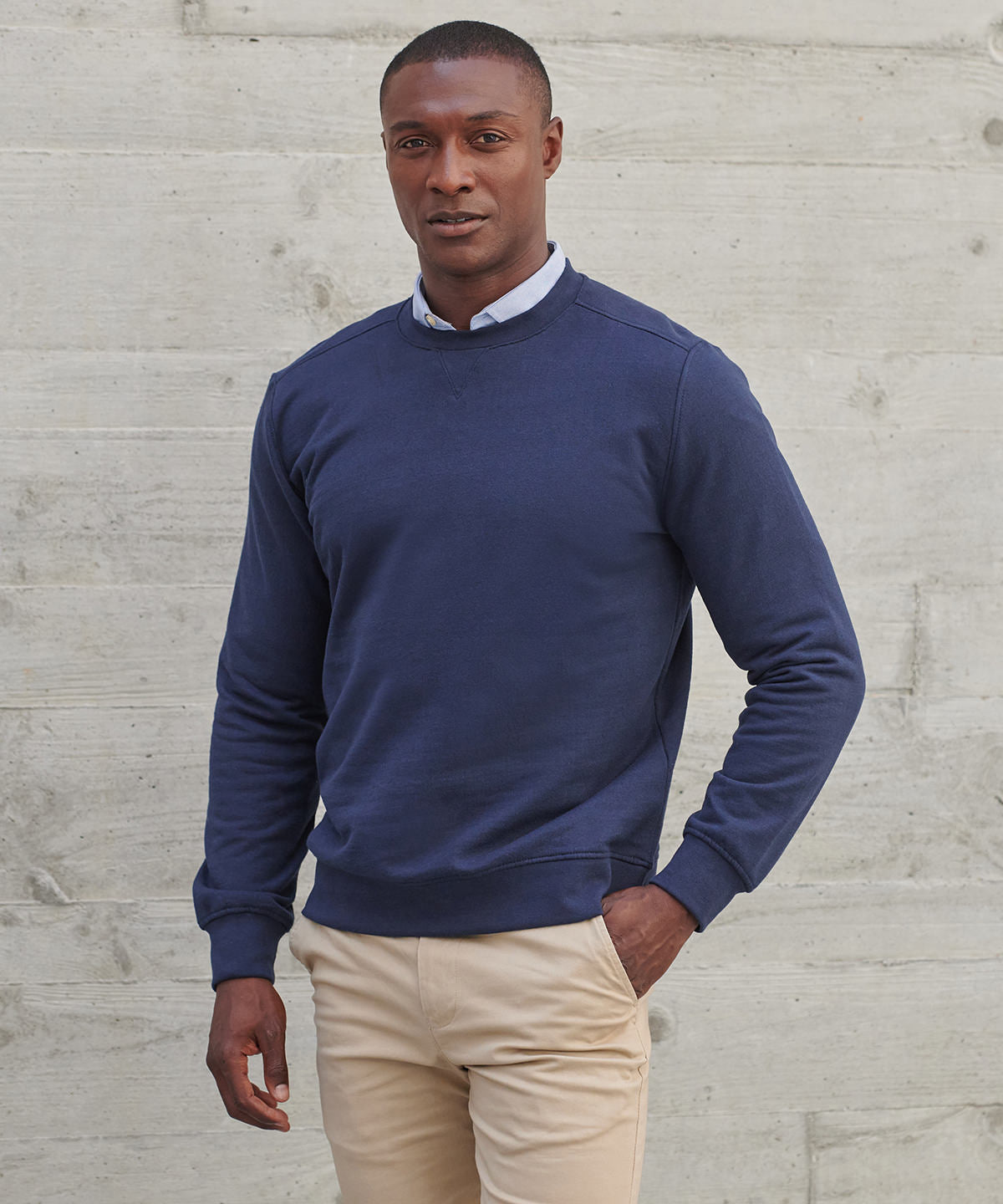 Henbury Unisex sustainable sweatshirt, lifestyle photo