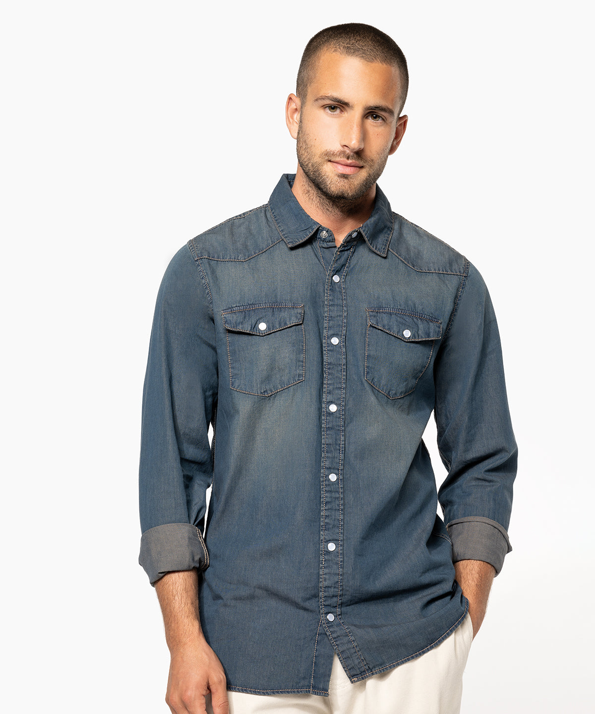 Kariban Men's long-sleeved denim shirt in Blue Jean, lifestyle photo