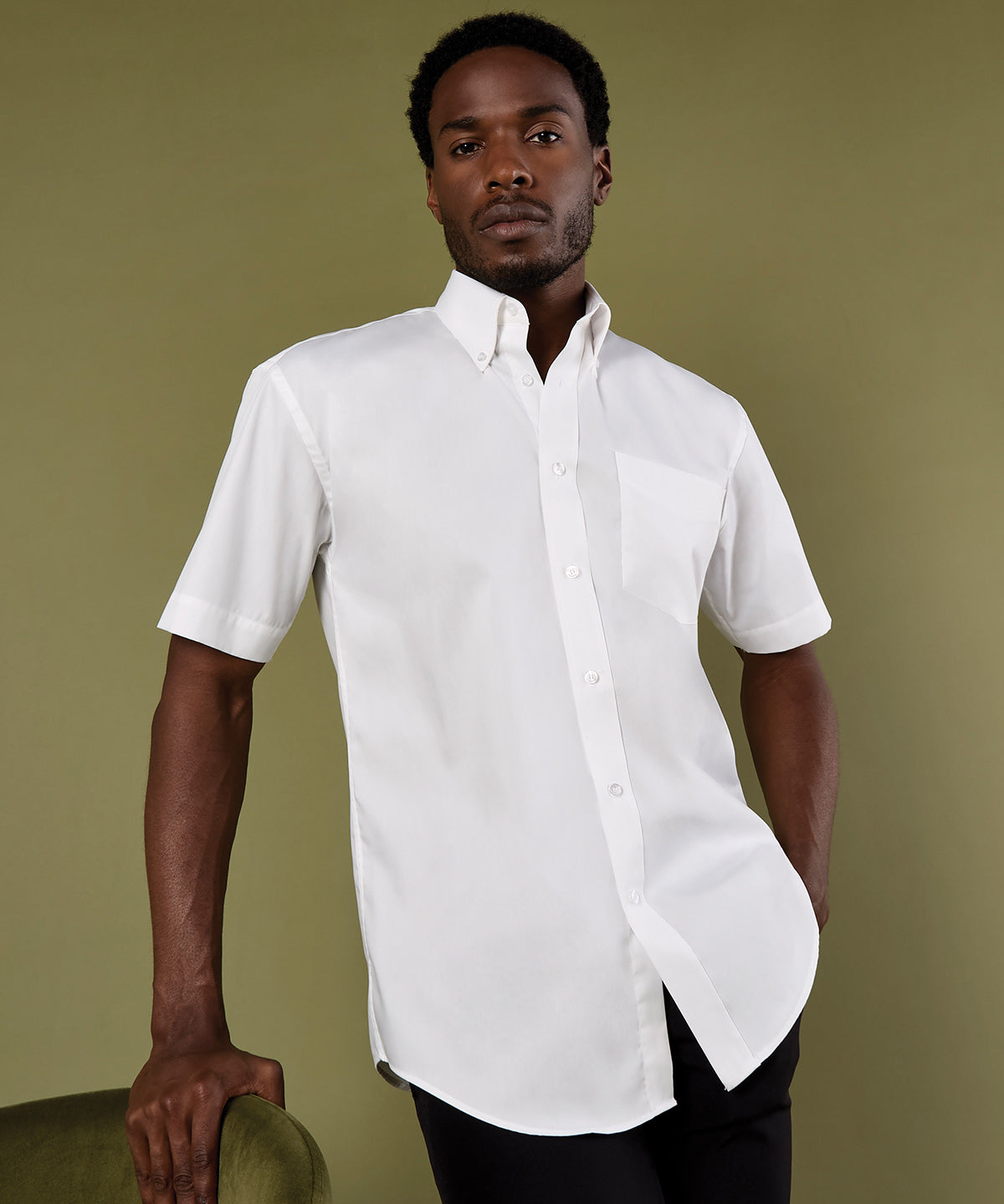 Kustom Kit Corporate Oxford shirt short-sleeved (classic fit), lifestyle photo