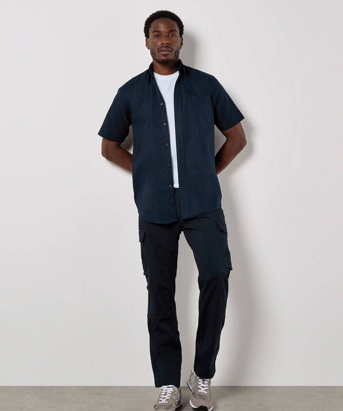 Kustom Kit Workplace Oxford shirt short-sleeved (classic fit), lifestyle photo