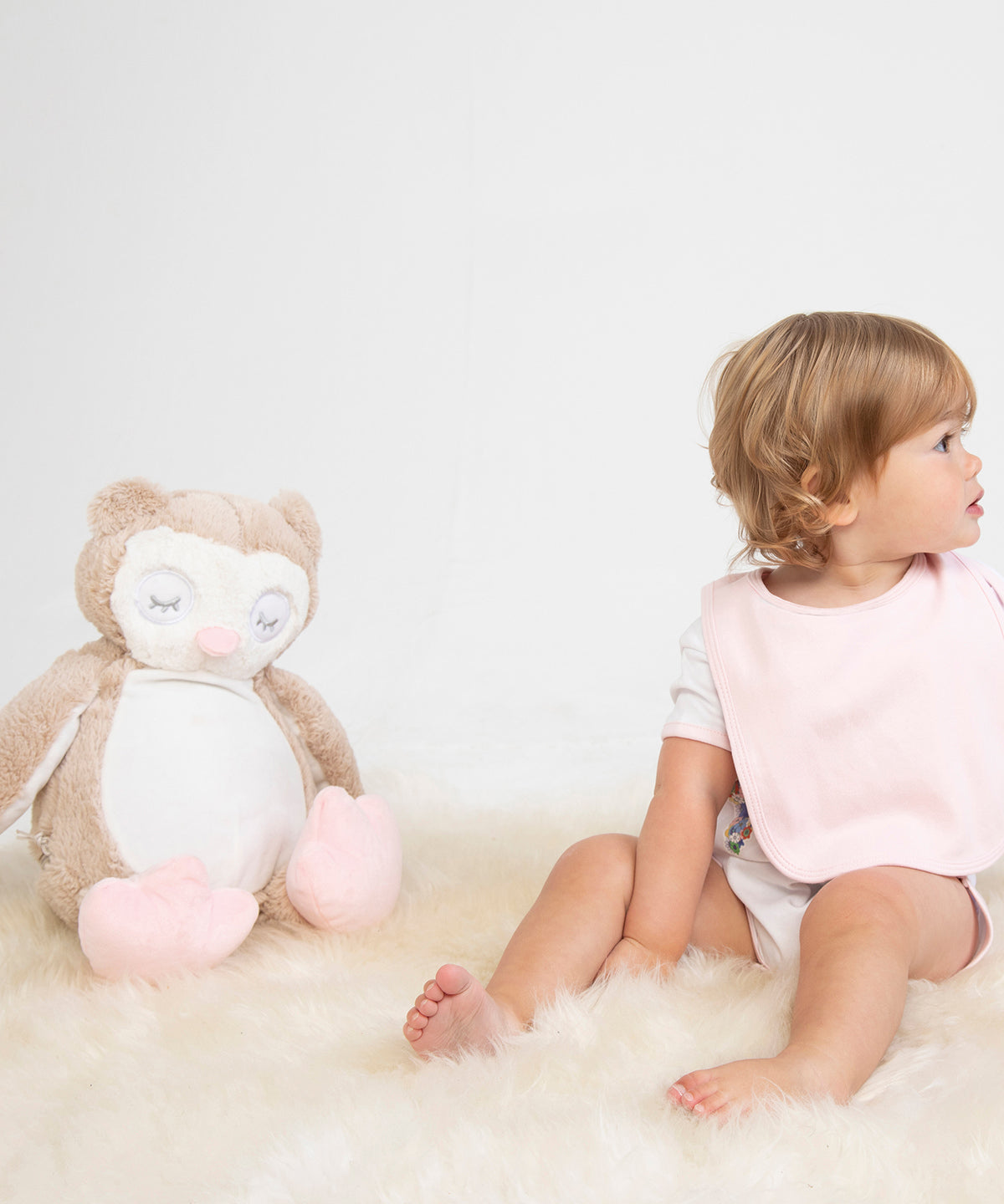 Mumbles Zippie owl in Light Brown, lifestyle photo