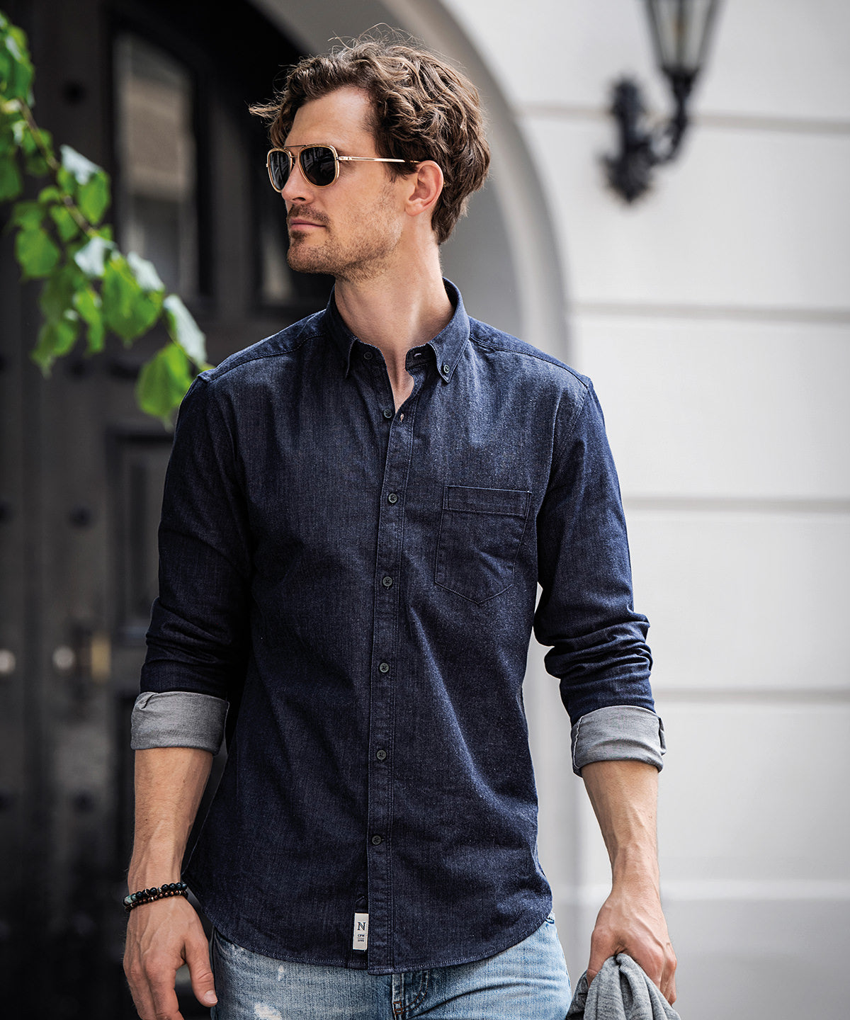 Nimbus Torrance slim fit – raw and stylish denim shirt in Indigo Blue, lifestyle photo