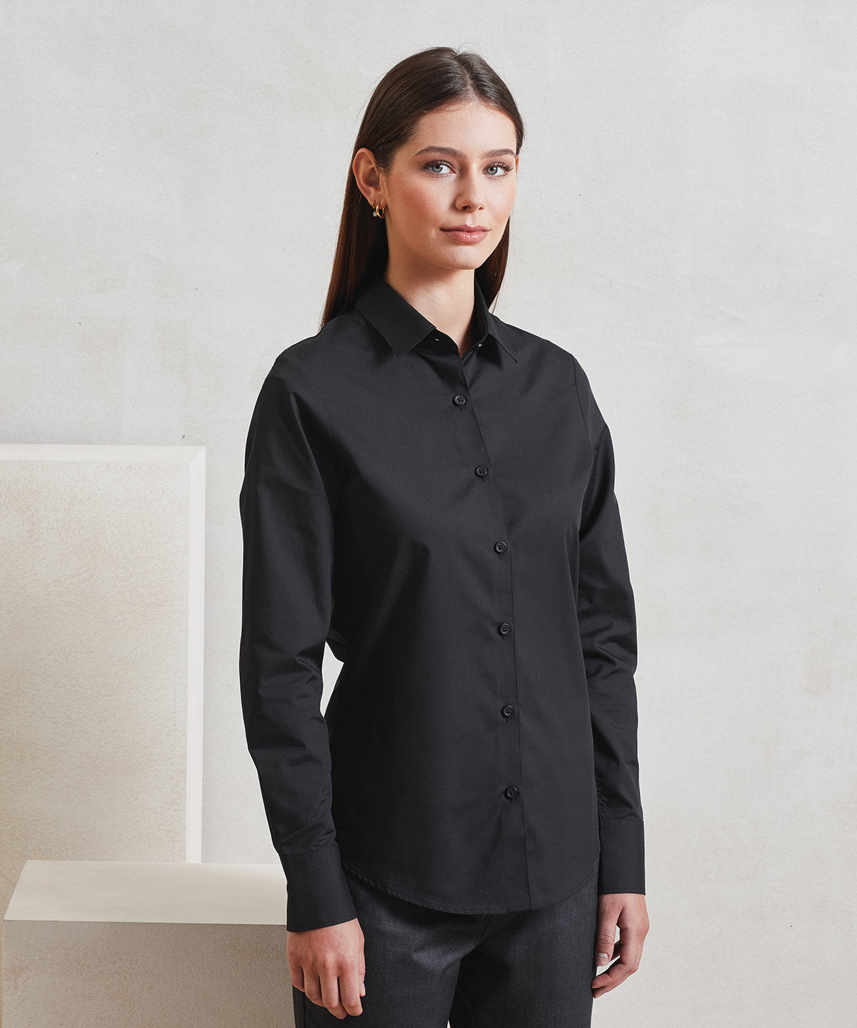 Premier Women’s long sleeve ‘Recyclight’ poplin shirt, lifestyle photo