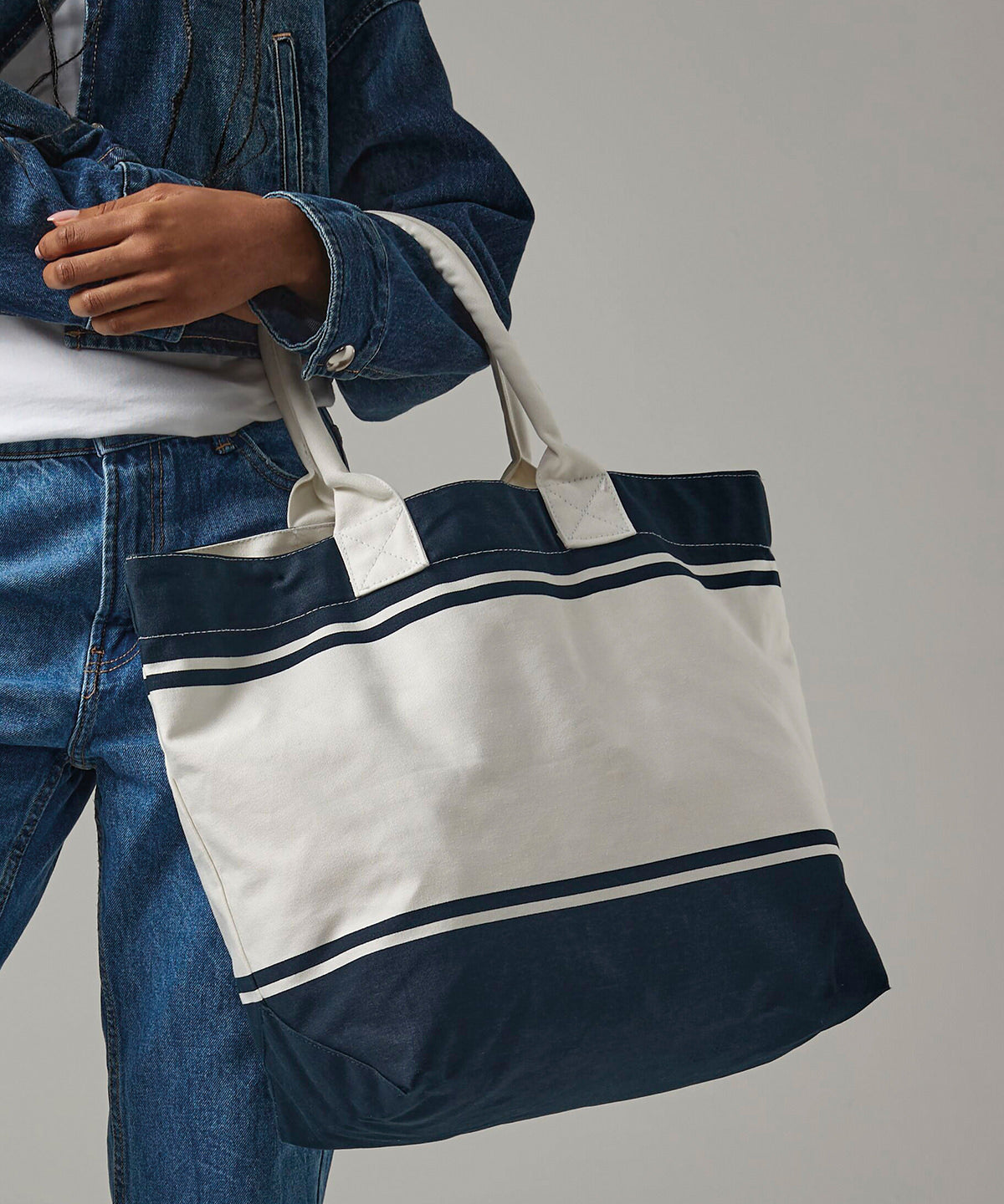 Quadra Canvas deck bag in Navy/Off White, lifestyle photo