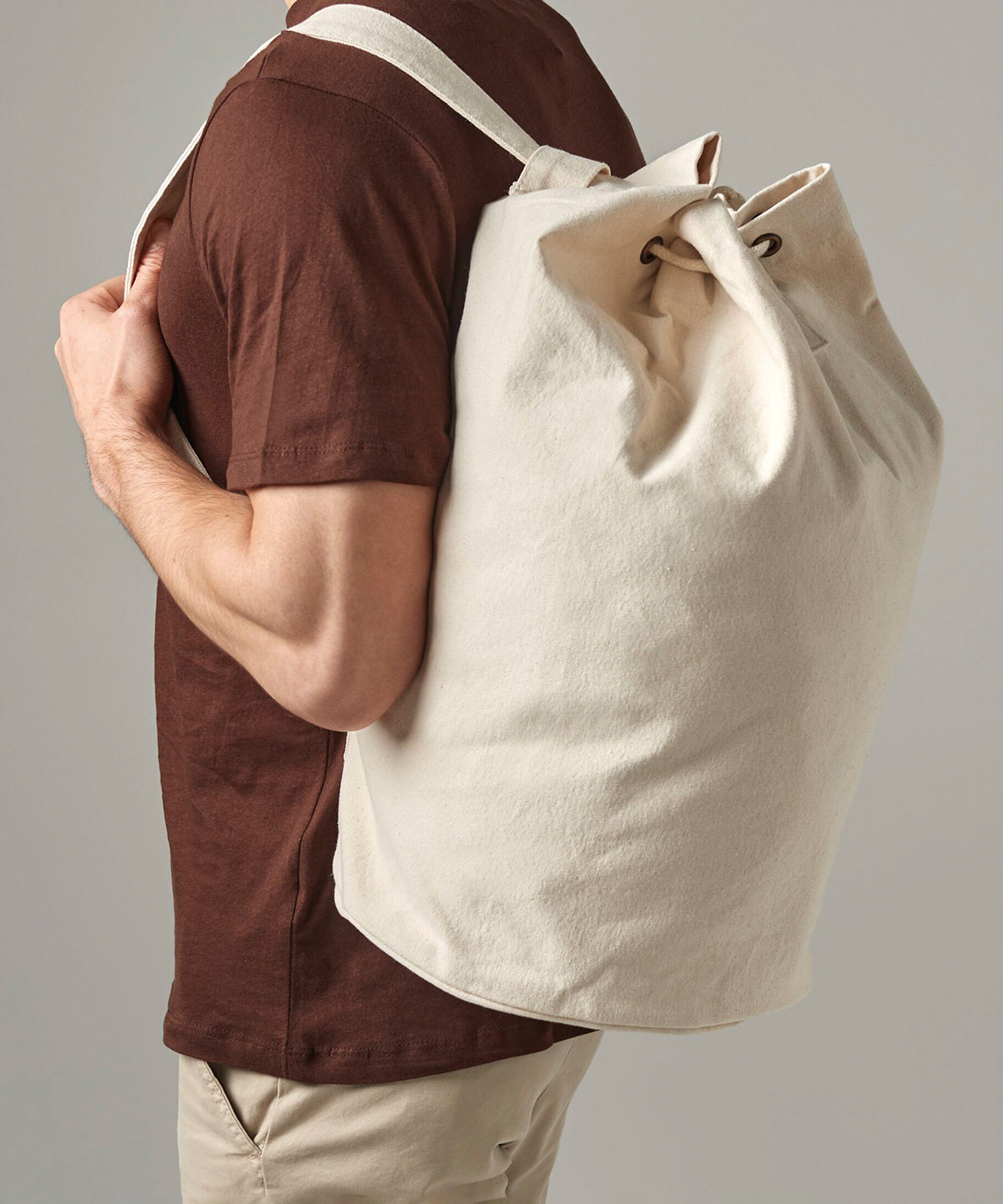 Quadra Canvas duffle in Natural, lifestyle photo