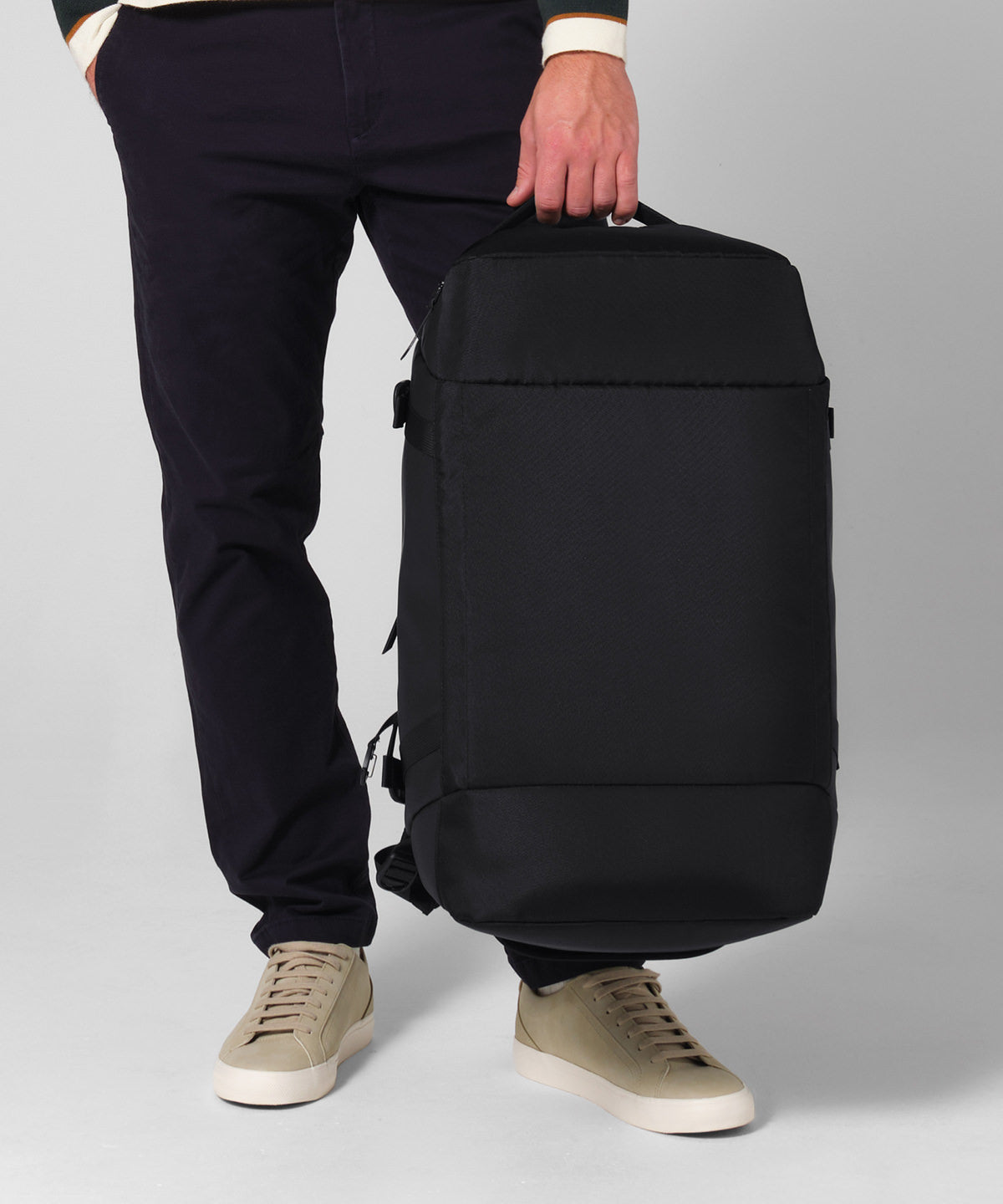 Quadra Zürich 45 litre hybrid holdall in Black, lifestyle photo
