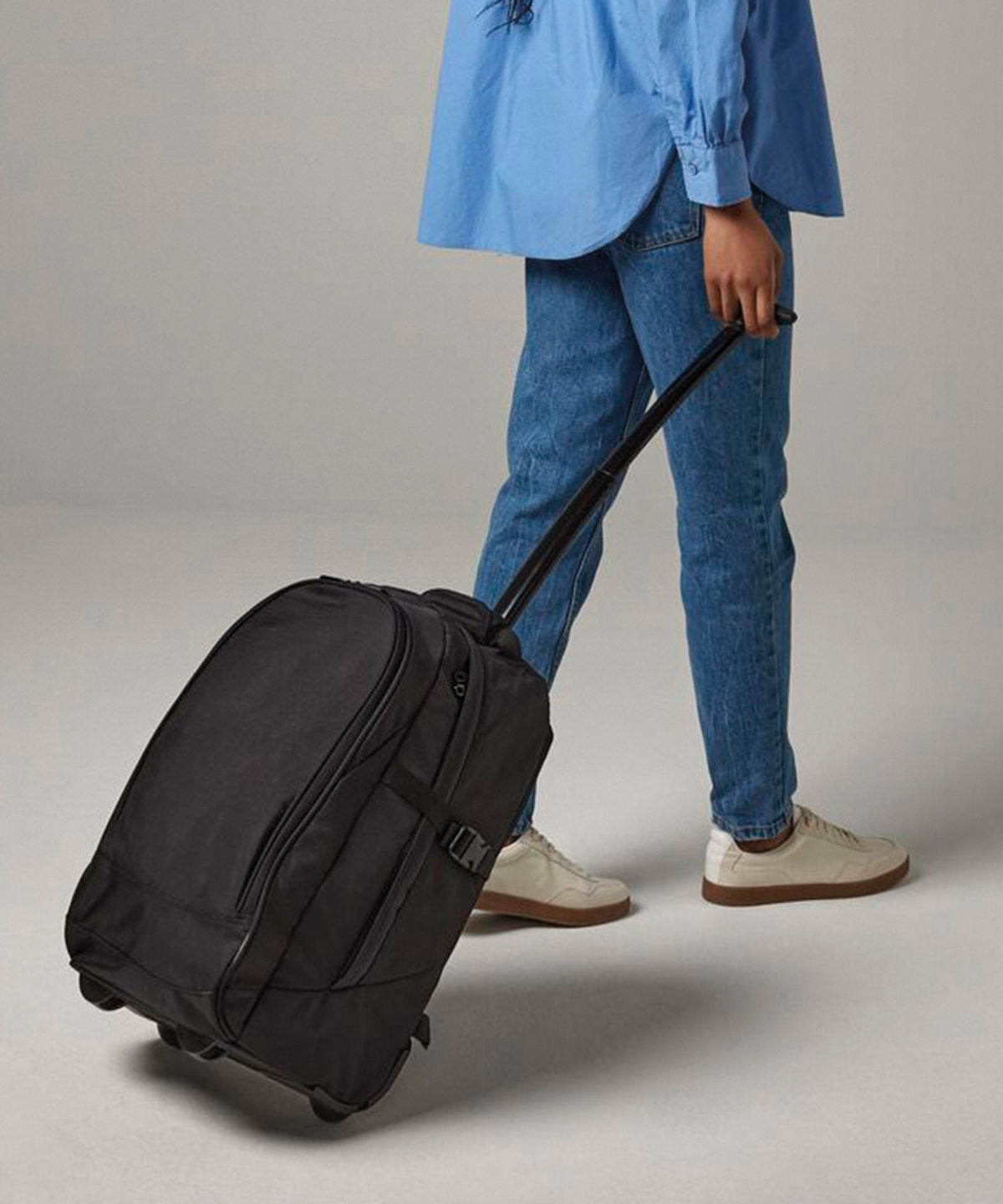 Quadra Vessel airporter in Black, lifestyle photo