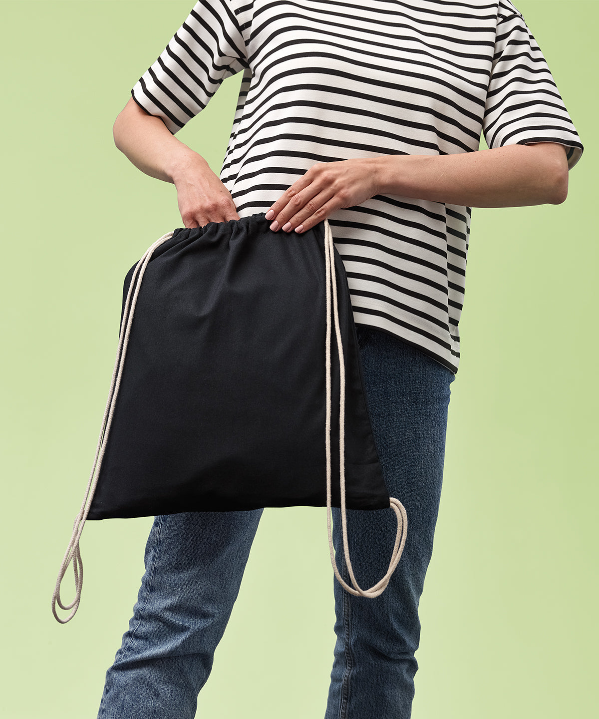 Nutshell Gymsac with cords, lifestyle photo