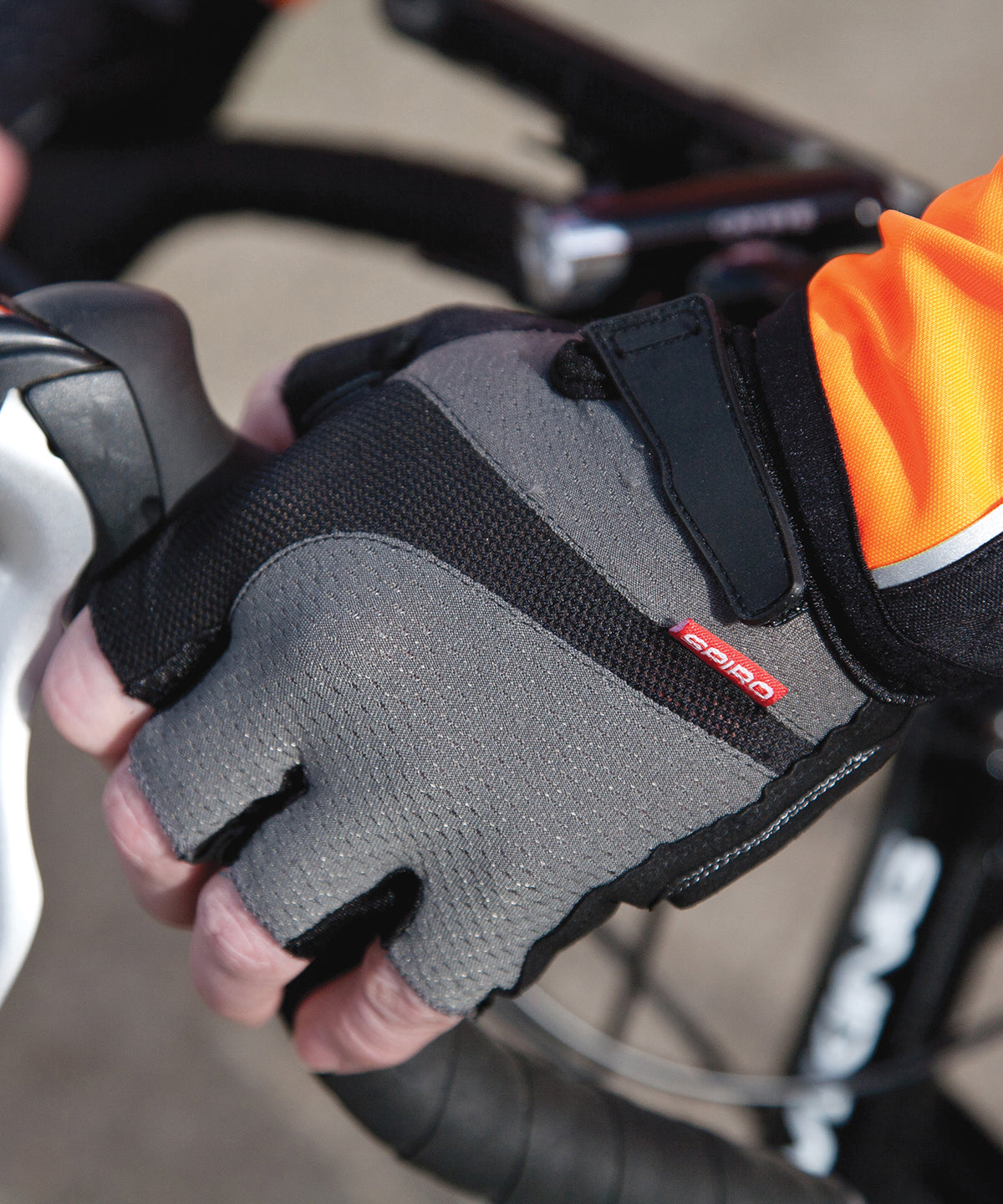 Spiro Short glove in Grey/Black, lifestyle photo