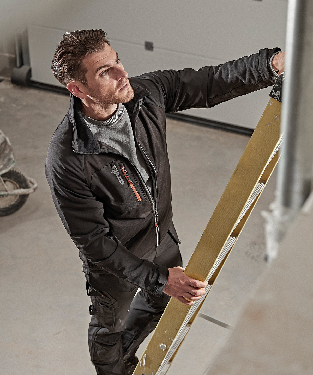 Scruffs Trade Flex softshell jacket in Black, lifestyle photo