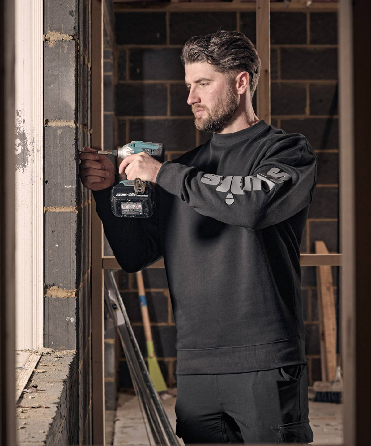 Scruffs Fintry sweatshirt in Black, lifestyle photo