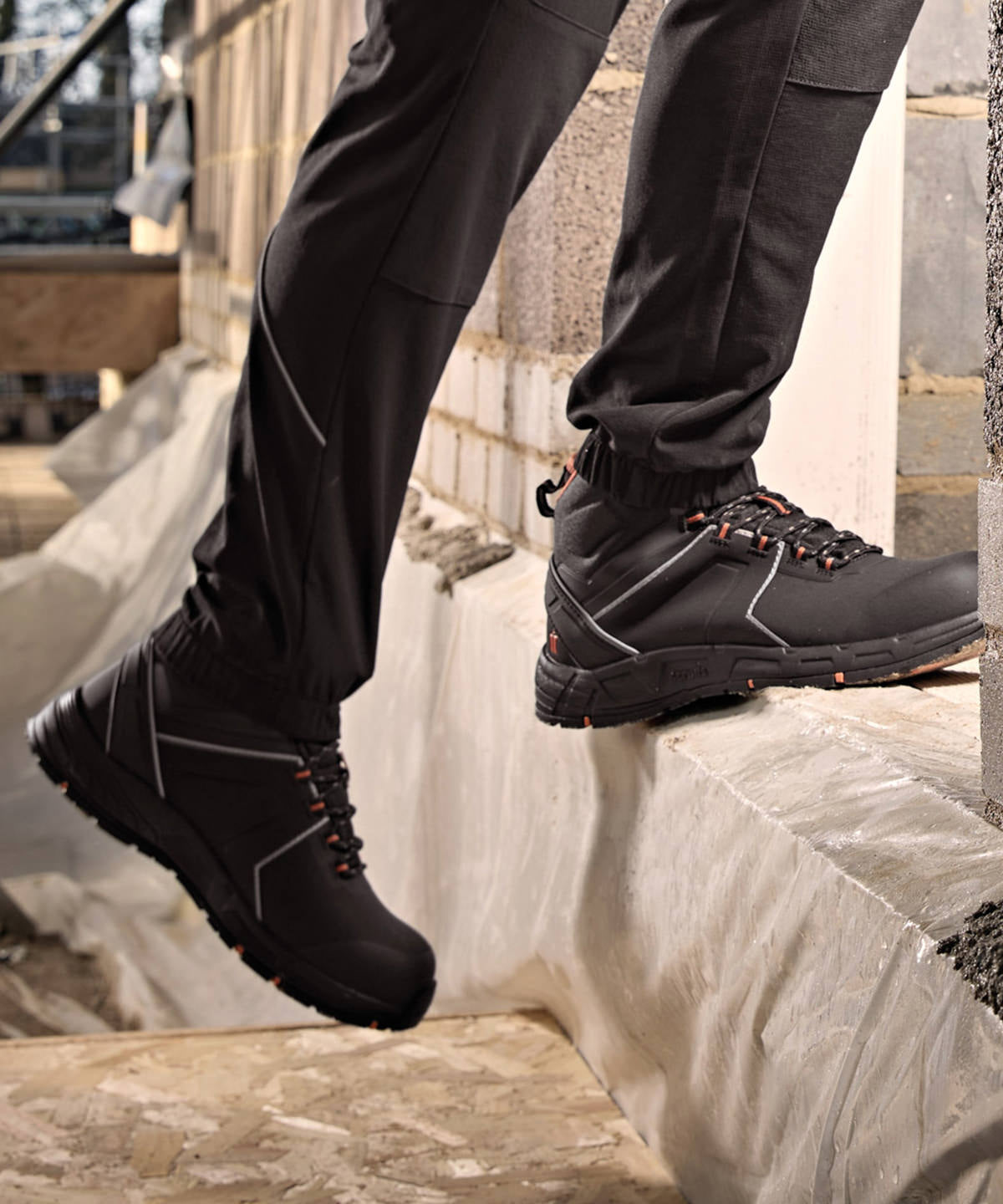 Scruffs Coldwell light boots in Black, lifestyle photo
