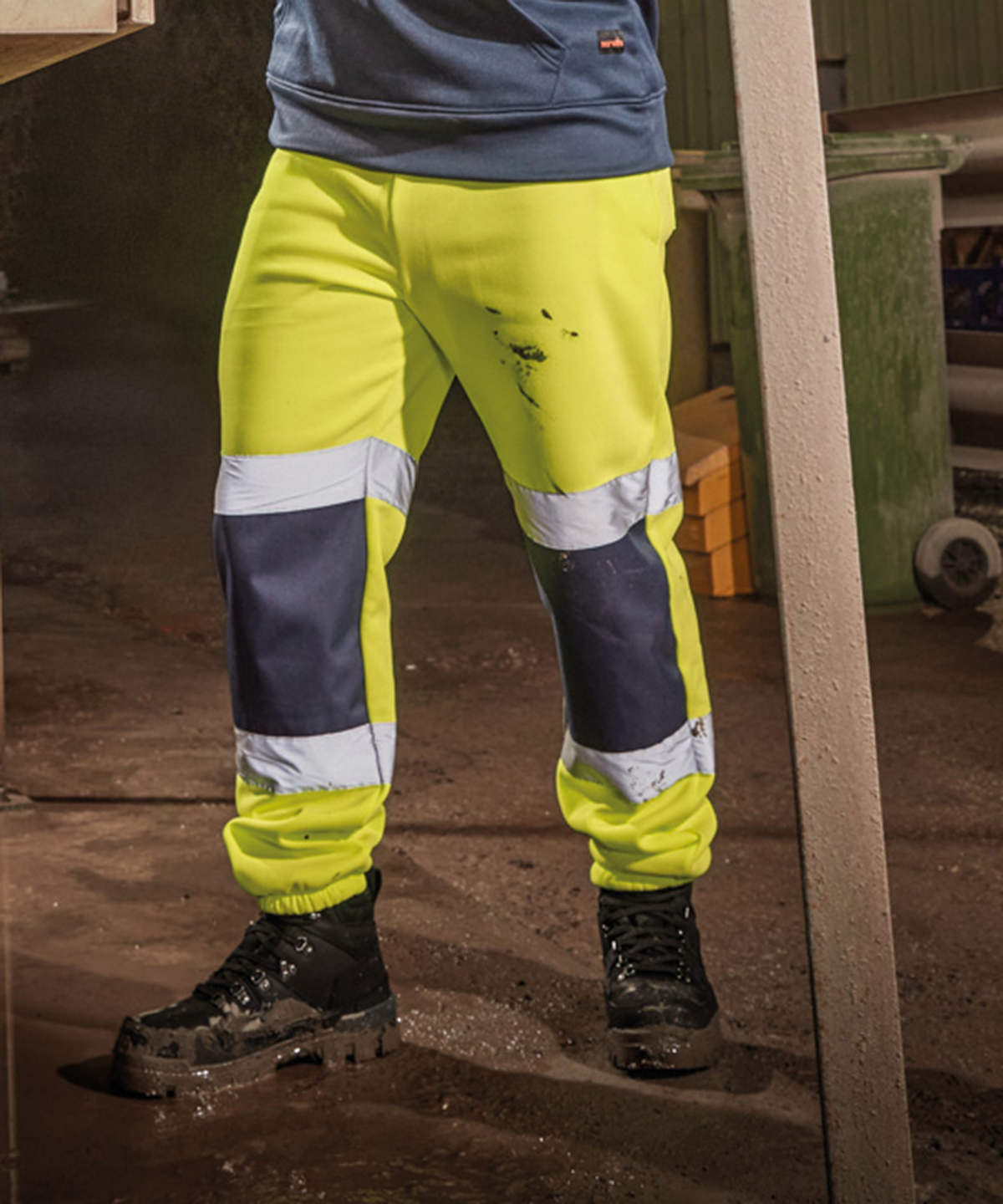 Scruffs High-visibility jogger in Yellow/Navy, lifestyle photo