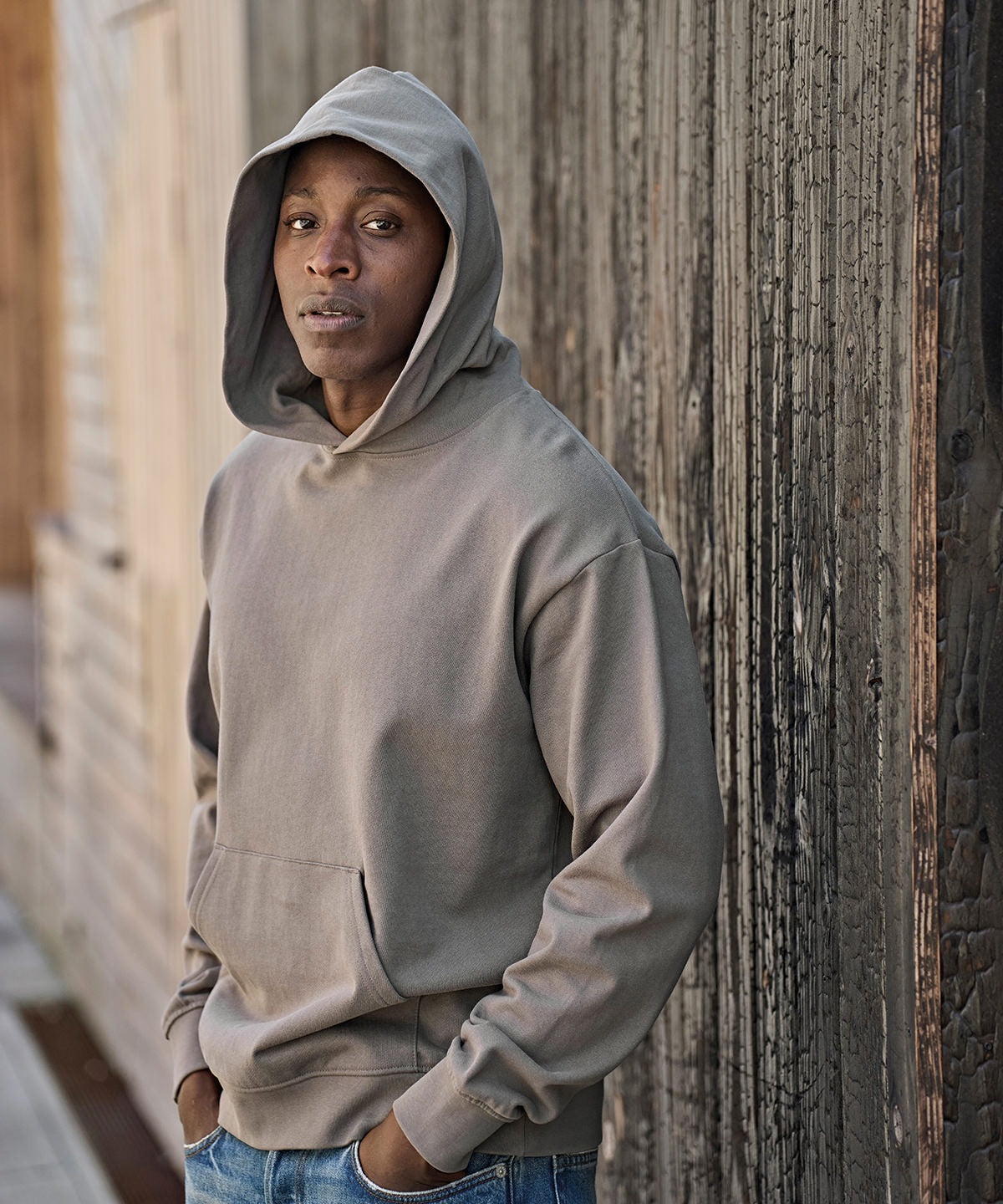 Tee Jays UNLABELED heavy loose-fit hooded sweatshirt, lifestyle photo