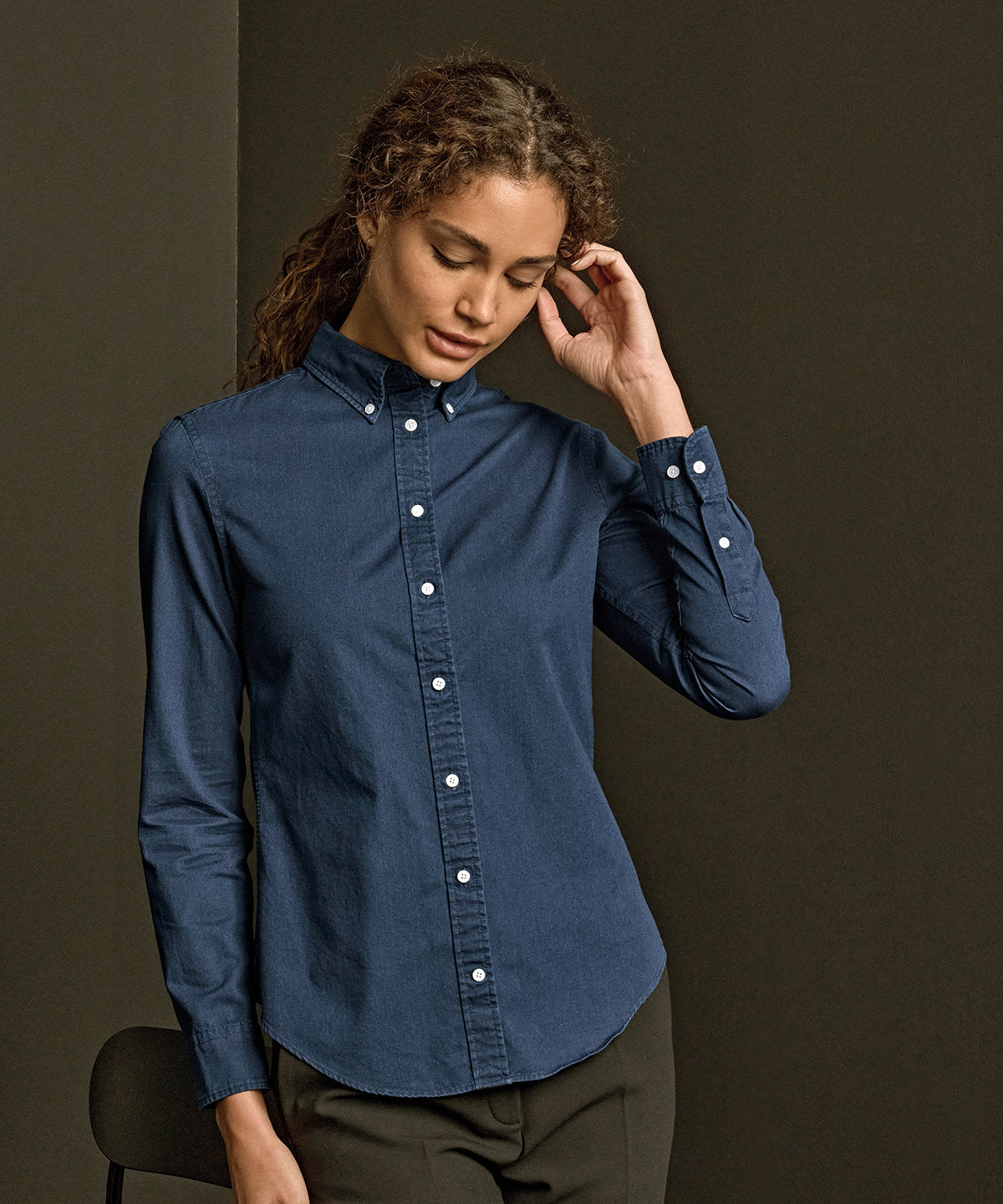 Tee Jays Women’s casual twill shirt in Indigo, lifestyle photo