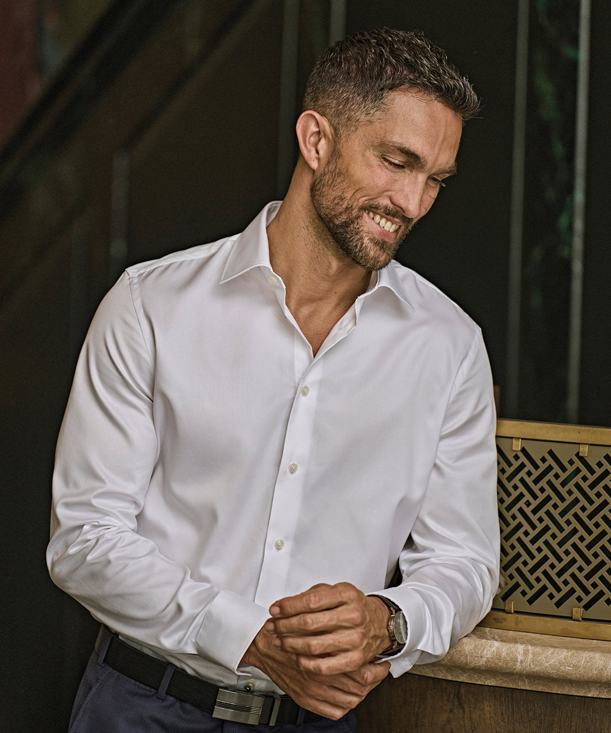 Tee Jays Luxury shirt slim fit, lifestyle photo