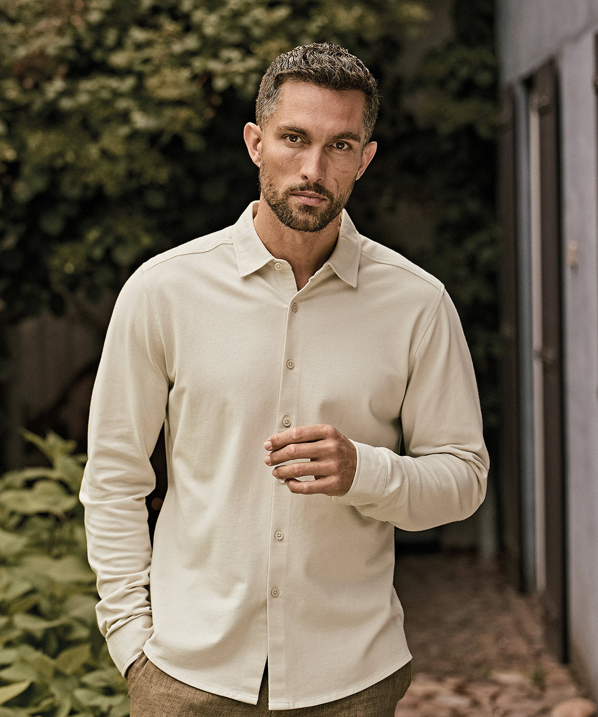 Tee Jays Luxury stretch shirt, lifestyle photo
