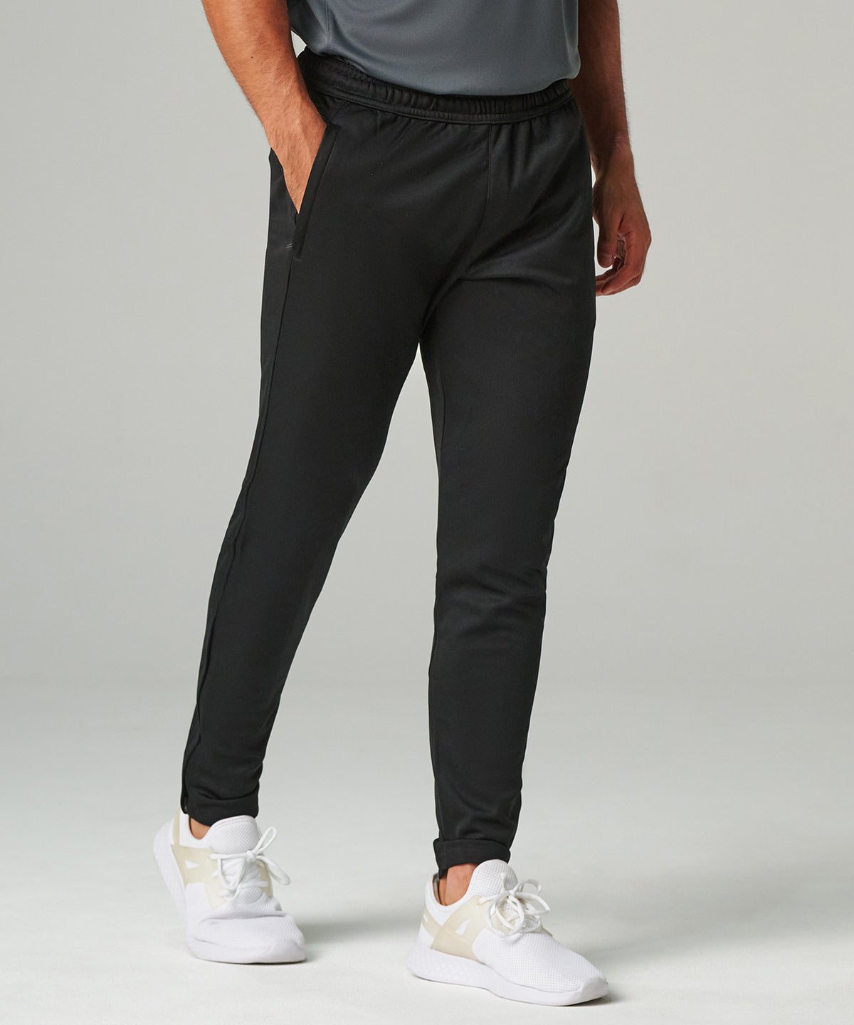 Tombo Slim leg training pants, lifestyle photo