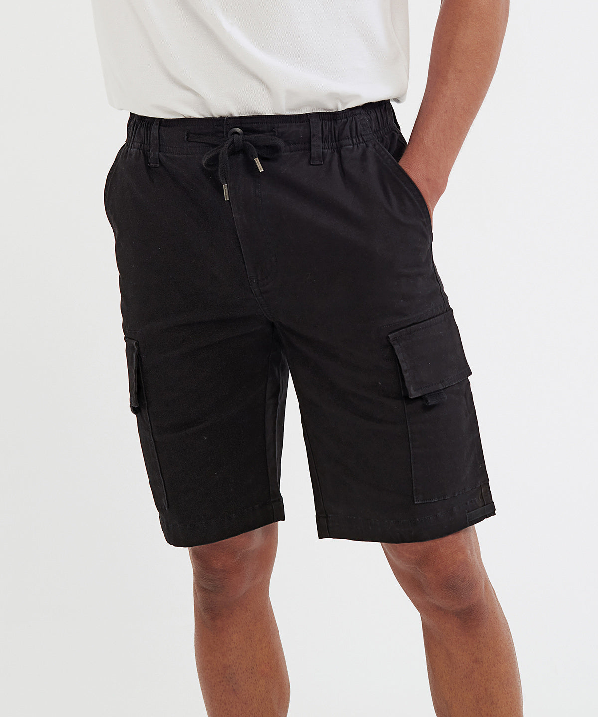 Wombat Men’s drawstring cargo utility shorts, lifestyle photo