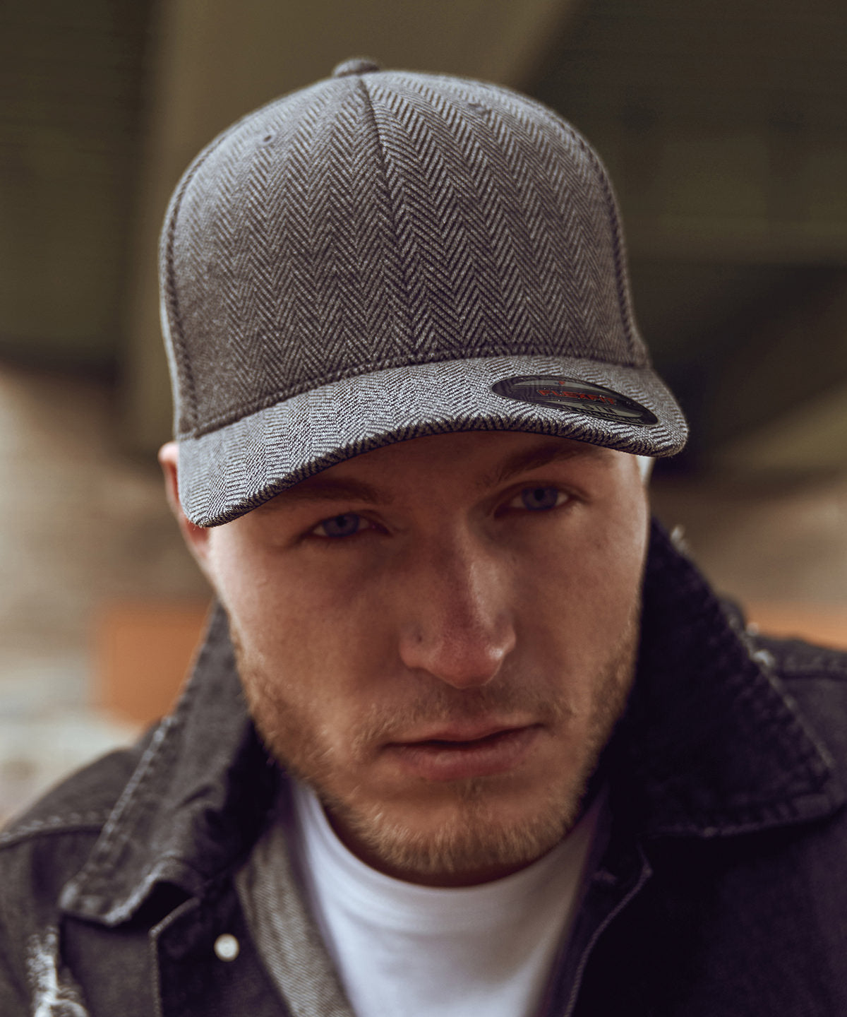 Flexfit by Yupoong Herringbone melange Flexfit in Black/Heather Grey, lifestyle photo