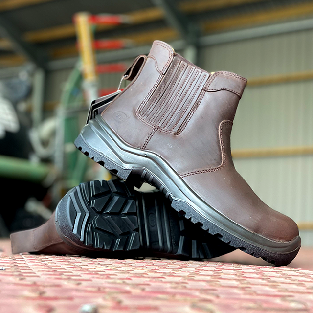 V12 Stallion STS VR610.01 S1P SRC safety boot in Brown – 2